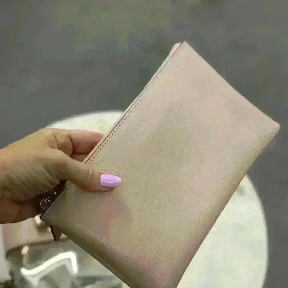 DKNY BRAND NEW WITH TAGS bagwith insert - Picture 4 of 9